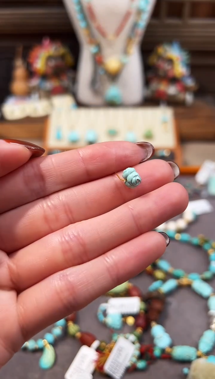 未镶嵌绿松石配饰三头玫瑰