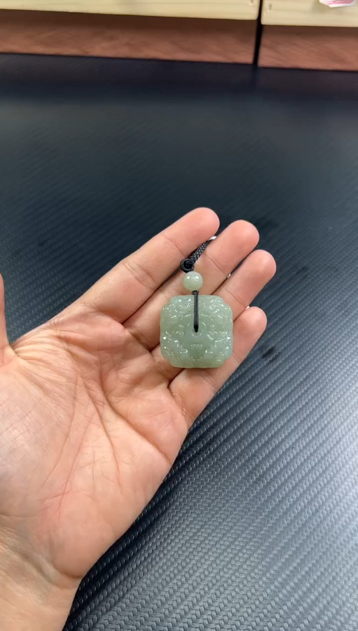 吊坠(赠链)未镶嵌和田玉且末近矿微色差吊坠