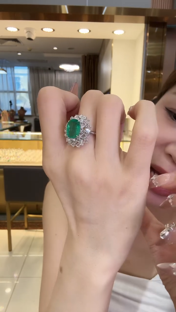 18K金镶嵌戒指祖母绿4.3ct