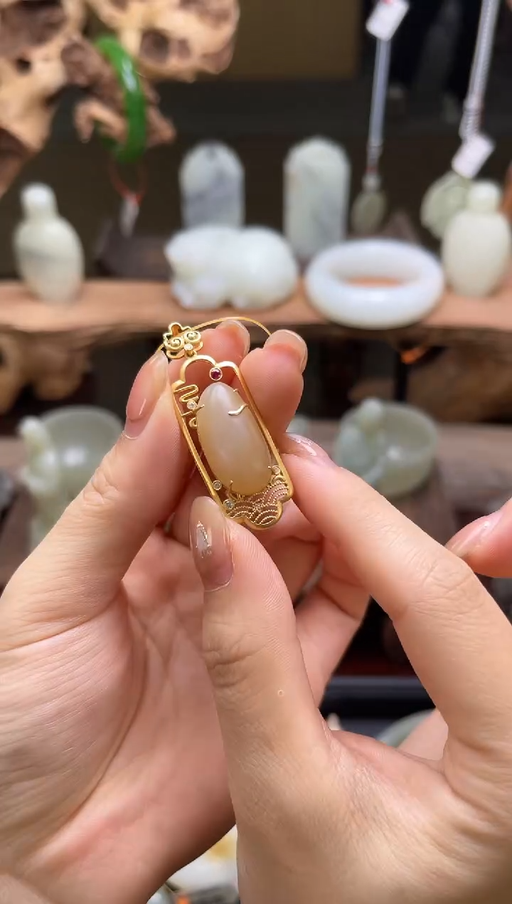 【闪购商品】和田玉吊坠18K金镶嵌且末糖白 随形蛋面S 80996