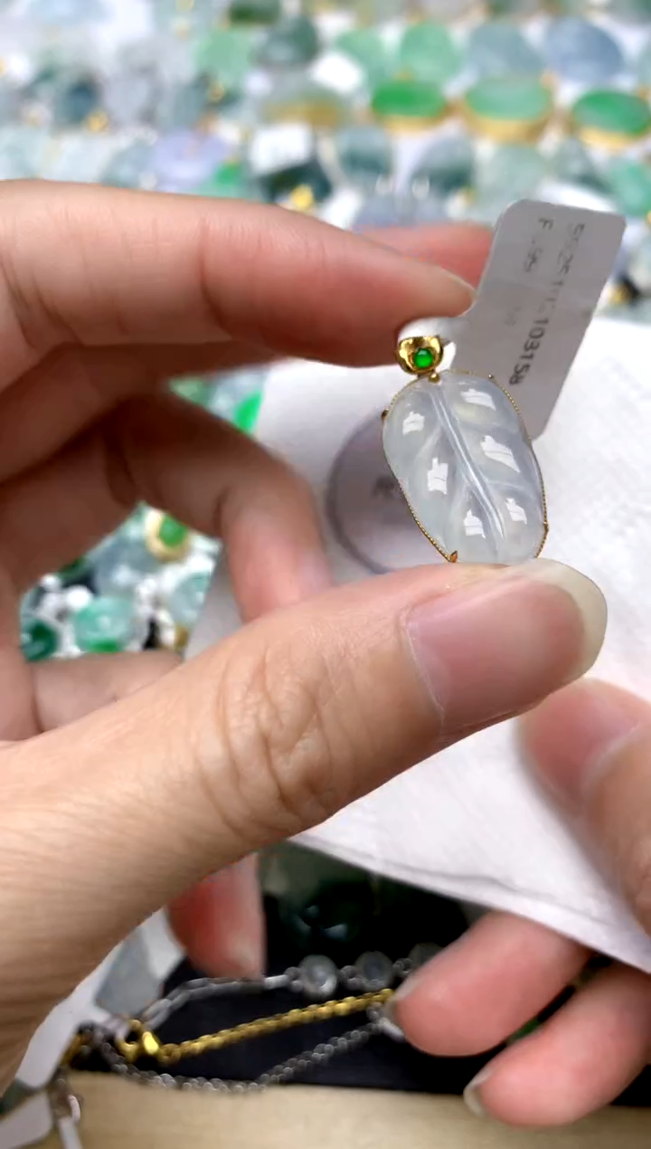 颈饰18K金镶嵌翡翠天然A货翡翠