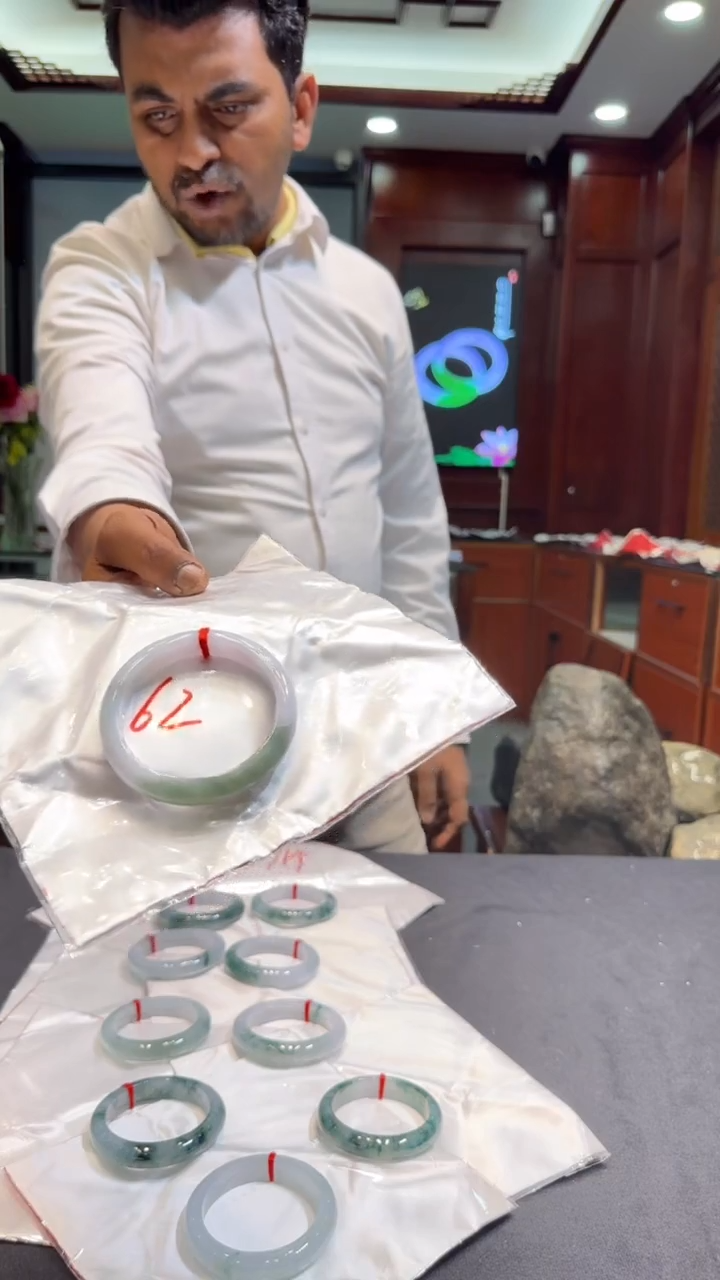 【闪购商品】翡翠手镯未镶嵌手镯微瑕