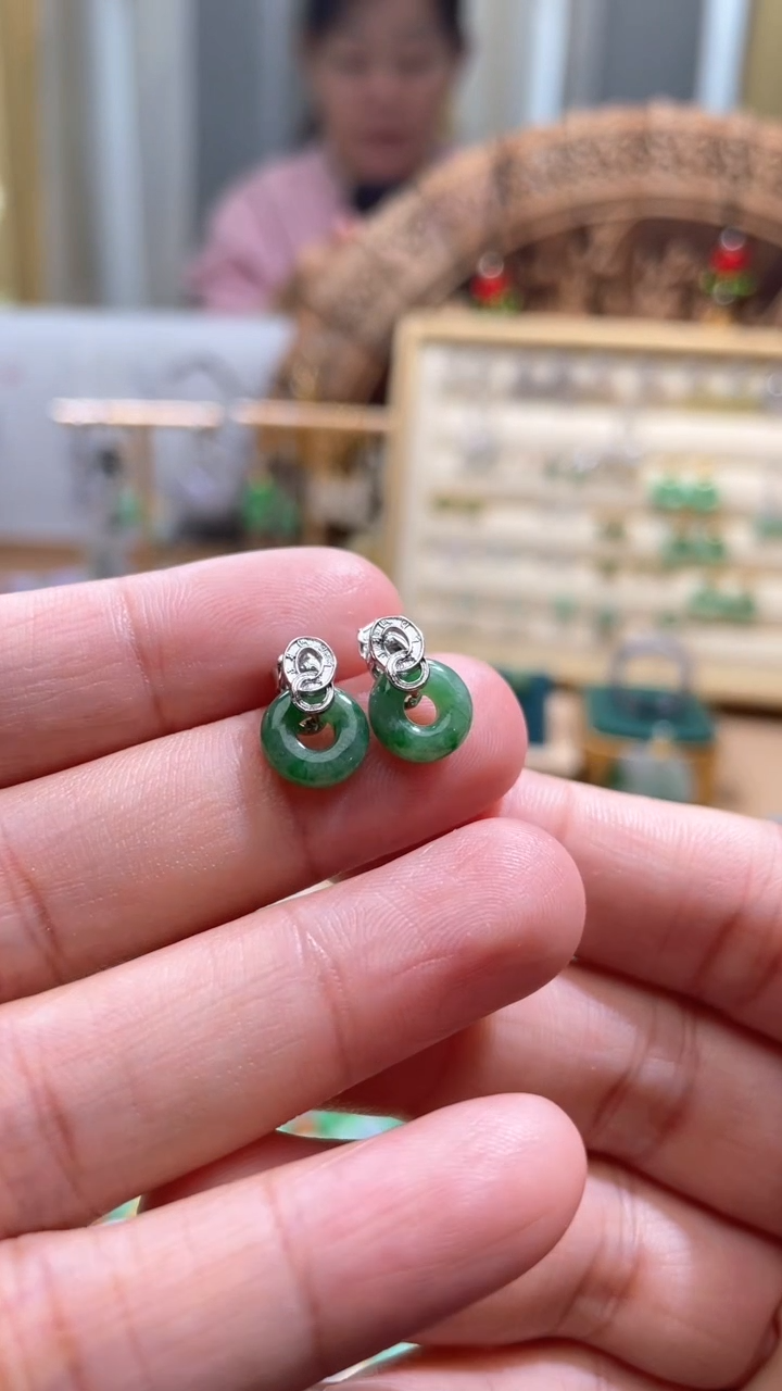 【闪购商品】翡翠颈饰未镶嵌甜甜圈一对