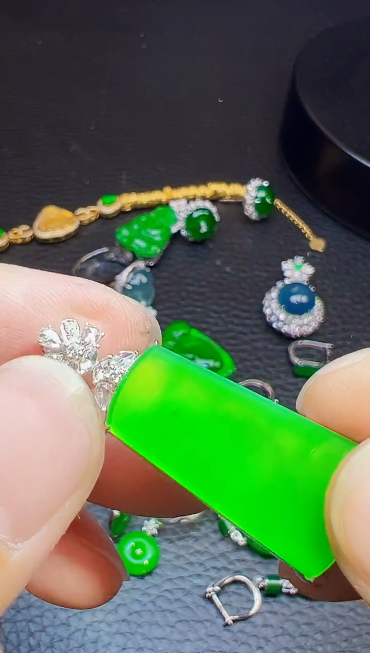 颈饰18K金镶嵌翡翠朝**雾翡翠