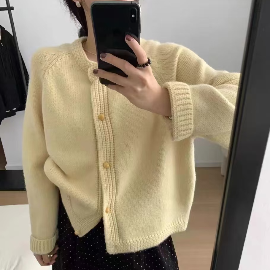 2025新款高级感纯色韩系小木扣百搭显瘦针织开衫女外套