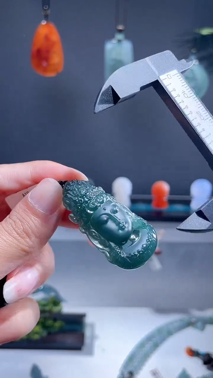 翡翠未镶嵌颈饰观音头