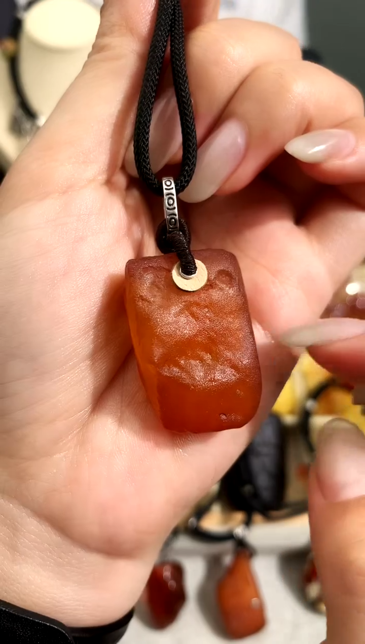 未镶嵌琥珀裸石似玉