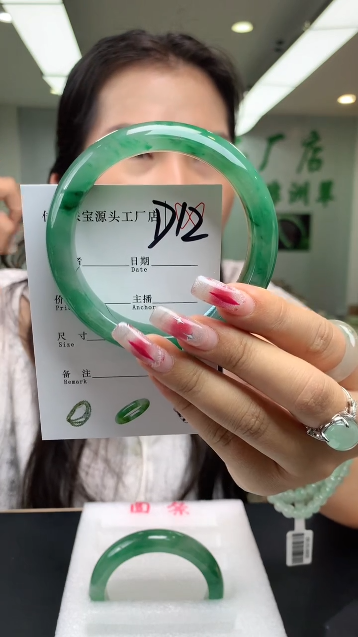 【闪购商品】石英质玉手镯未镶嵌60+