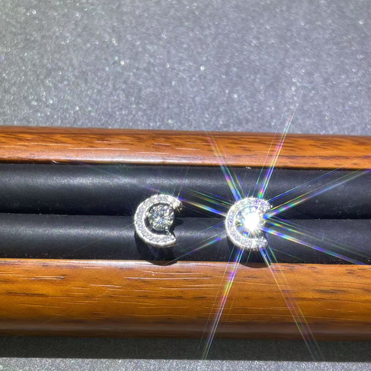 s6920白色满镶蹄蹄耳钉多样性发货