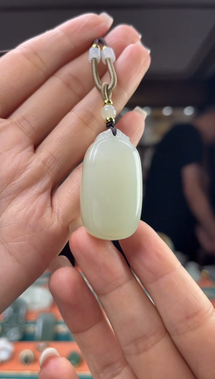 颈饰未镶嵌和田玉佩佩