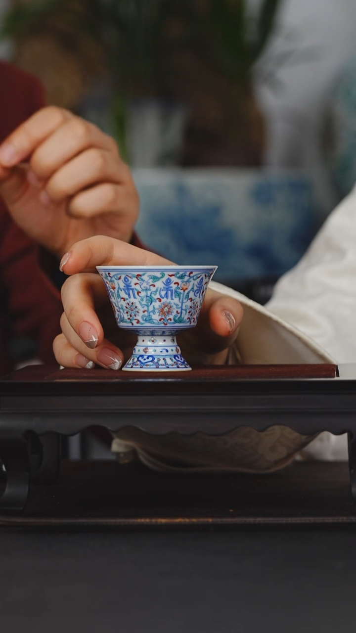 【闪购商品】涂杏花斗彩莲托梵文高足杯