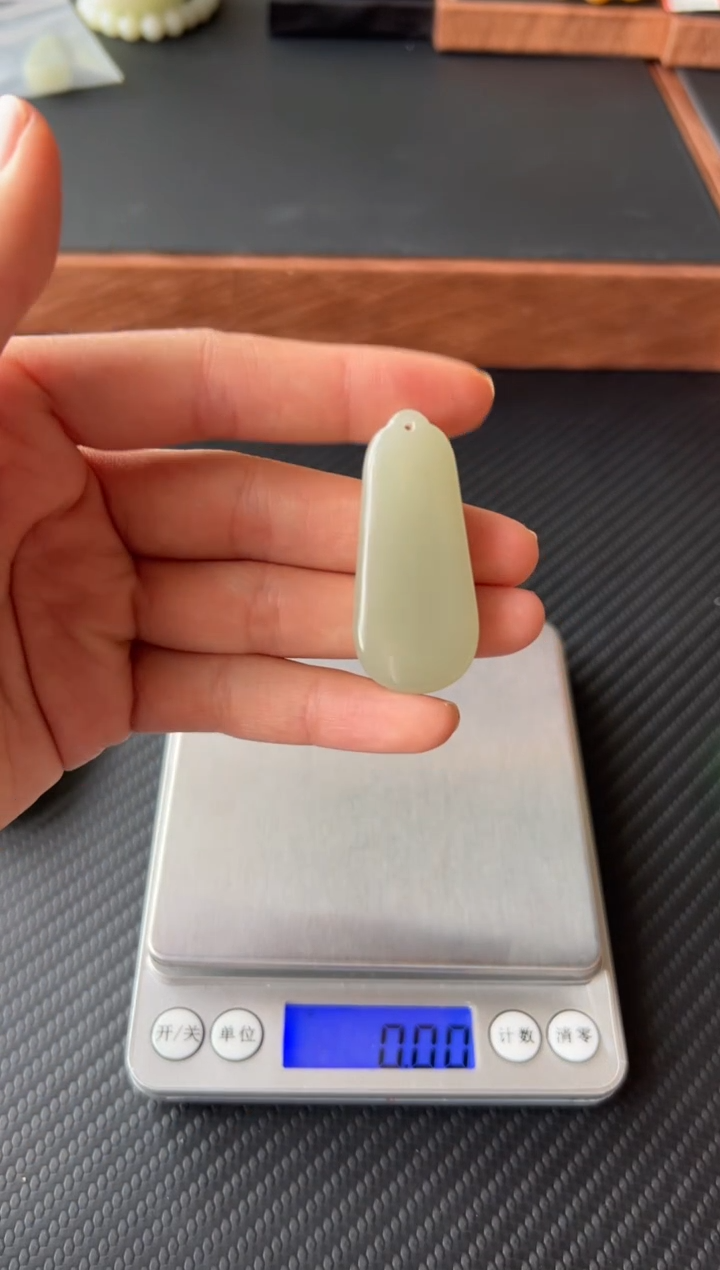 【闪购商品】和田玉吊坠(赠链)未镶嵌且末微色差近矿