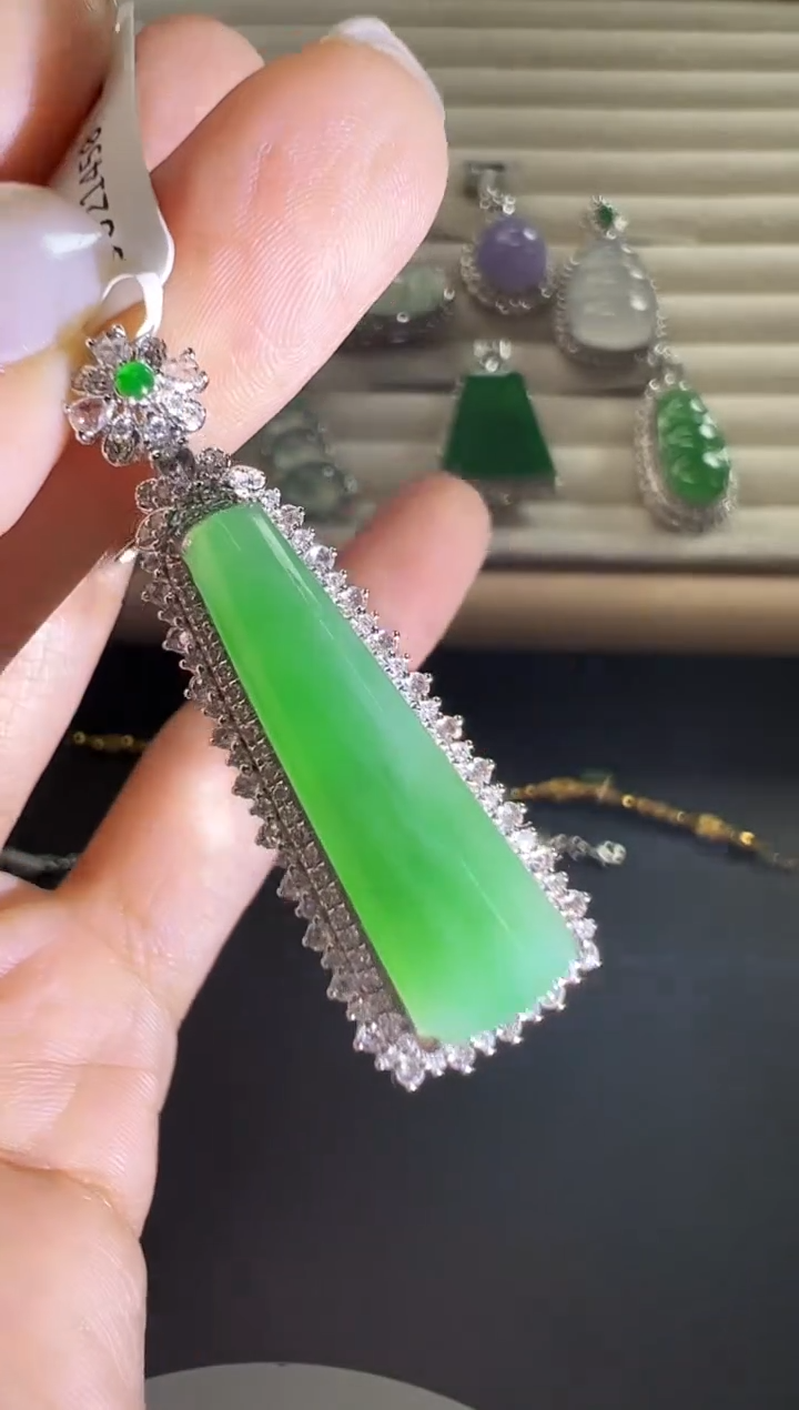 颈饰18K金镶嵌翡翠KHY1206-017