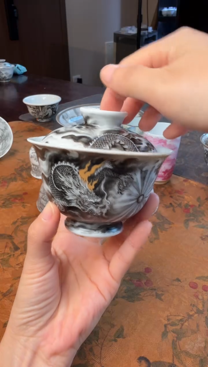 六***?手绘墨彩双龙戏珠盖碗