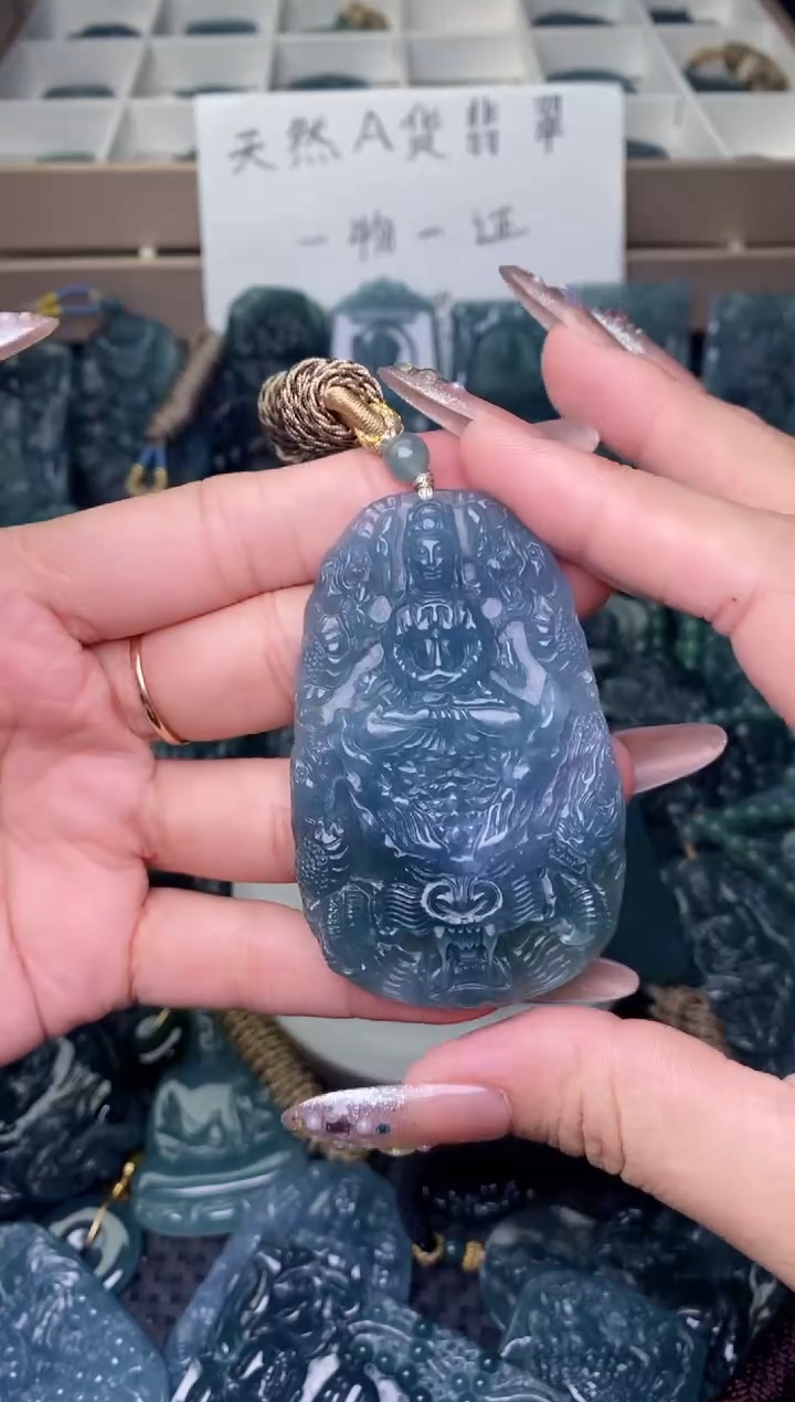 翡翠未镶嵌颈饰          
