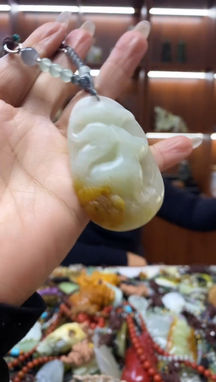 未镶嵌蛇纹石玉吊坠     