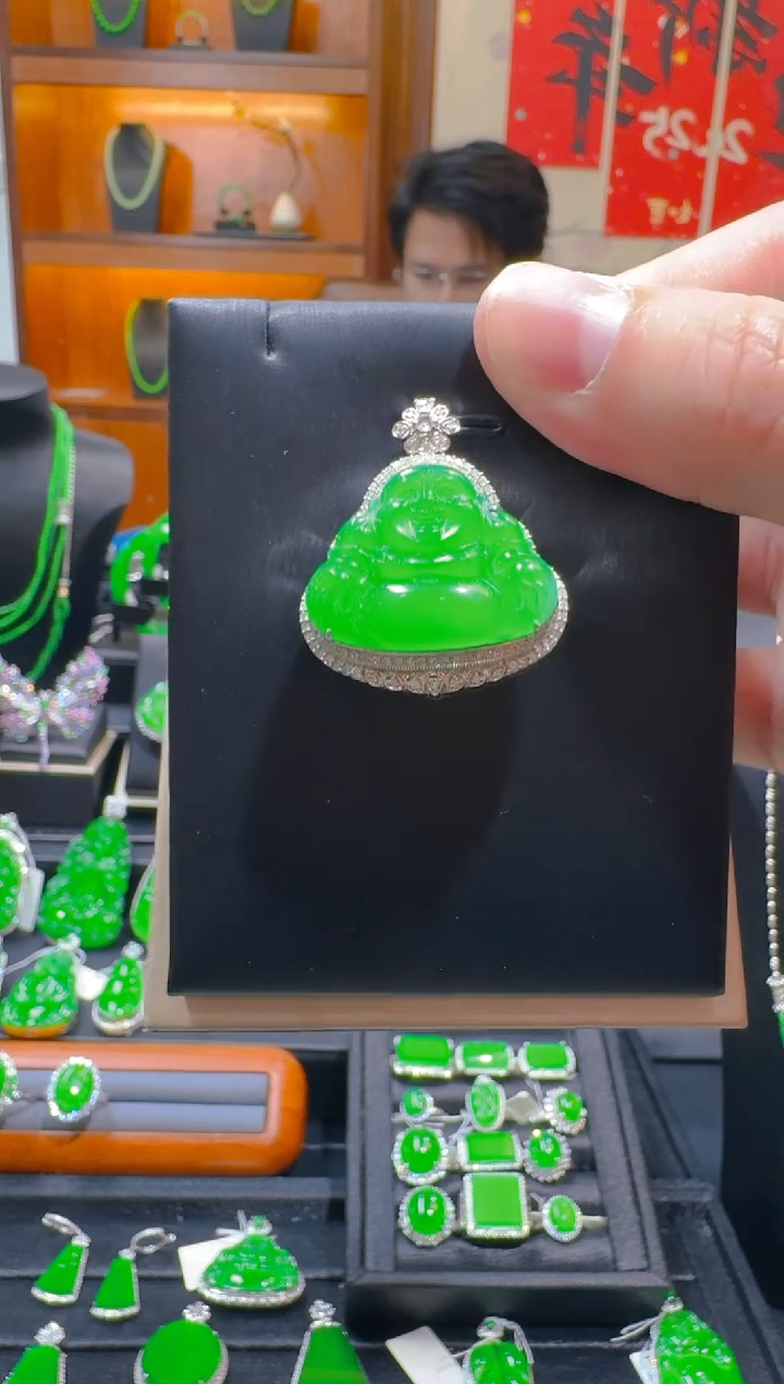 【闪购商品】翡翠吊坠(赠链)18K金镶嵌天然A货翡翠