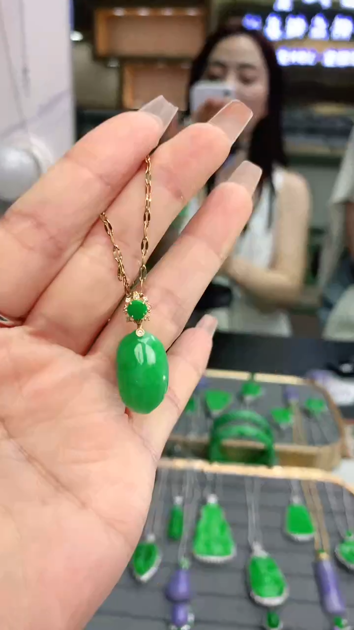 翡翠18K金镶嵌颈饰赠礼盒证书