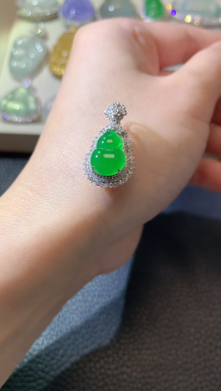 【闪购商品】翡翠吊坠(不含链)18K金镶嵌C14