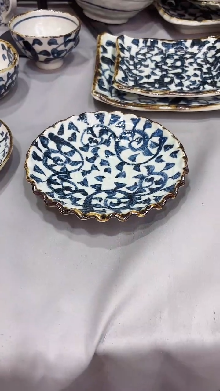 陶瓷唐草波浪边圆形平盘16.5cm