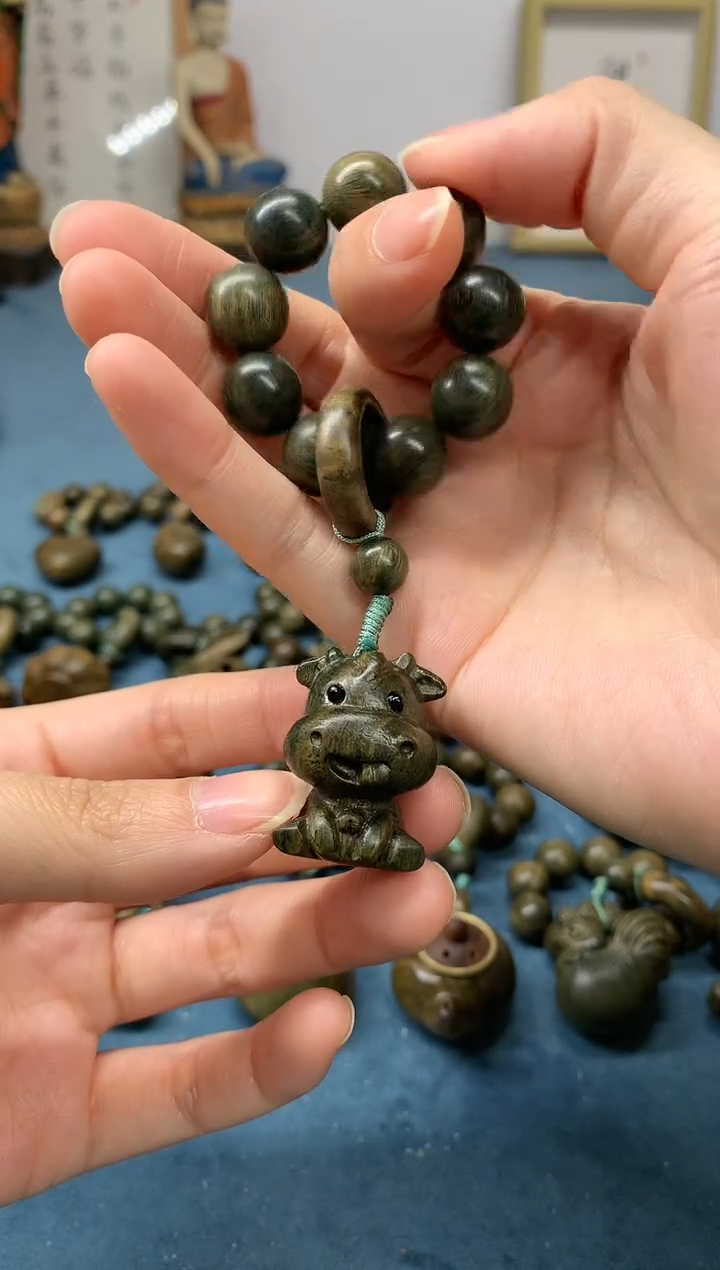 【闪购商品】维腊木（绿檀）把件小萌牛 盘玩件