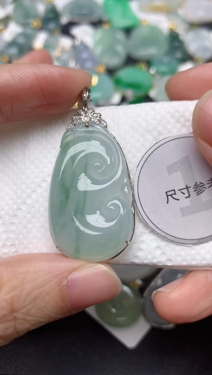 颈饰18K金镶嵌翡翠天然缅甸A货翡翠