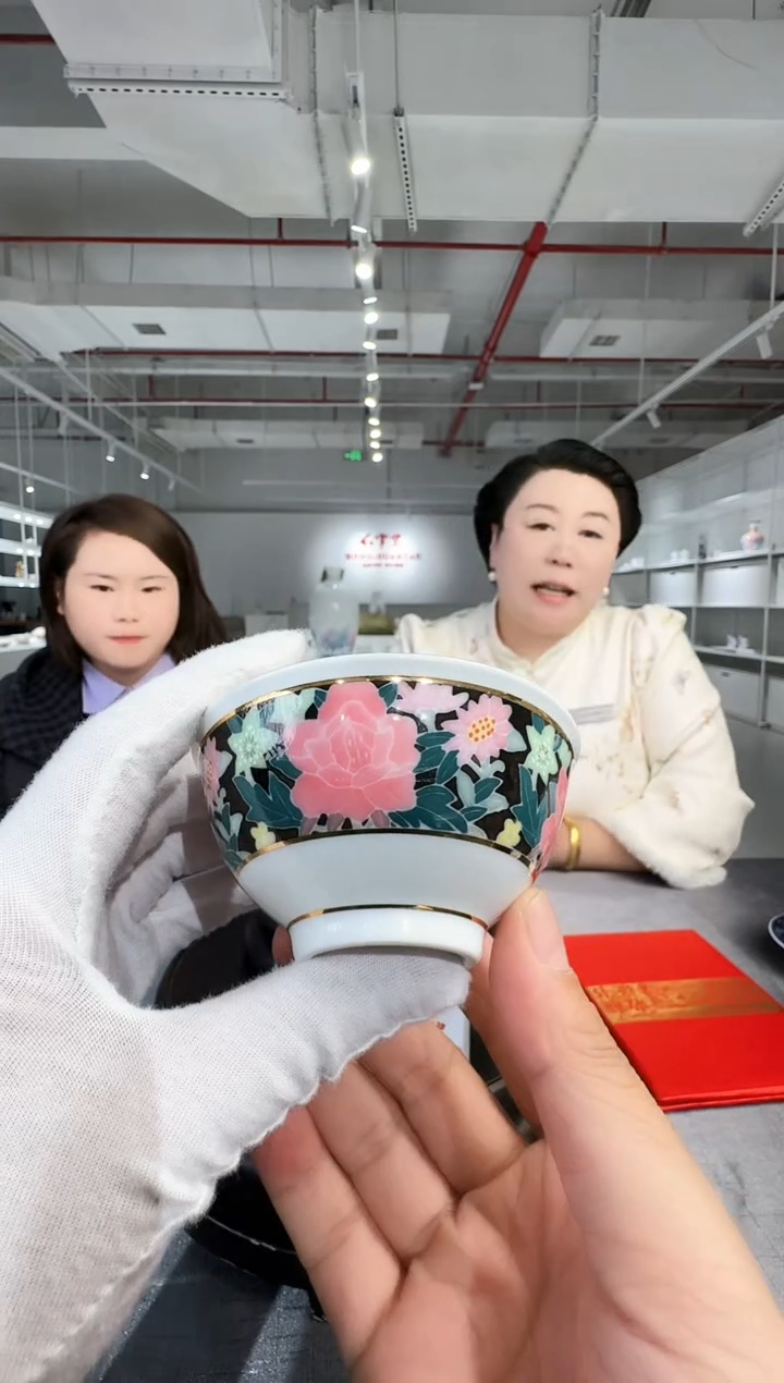 红官窑《釉下五彩花卉主人杯》带收藏证书