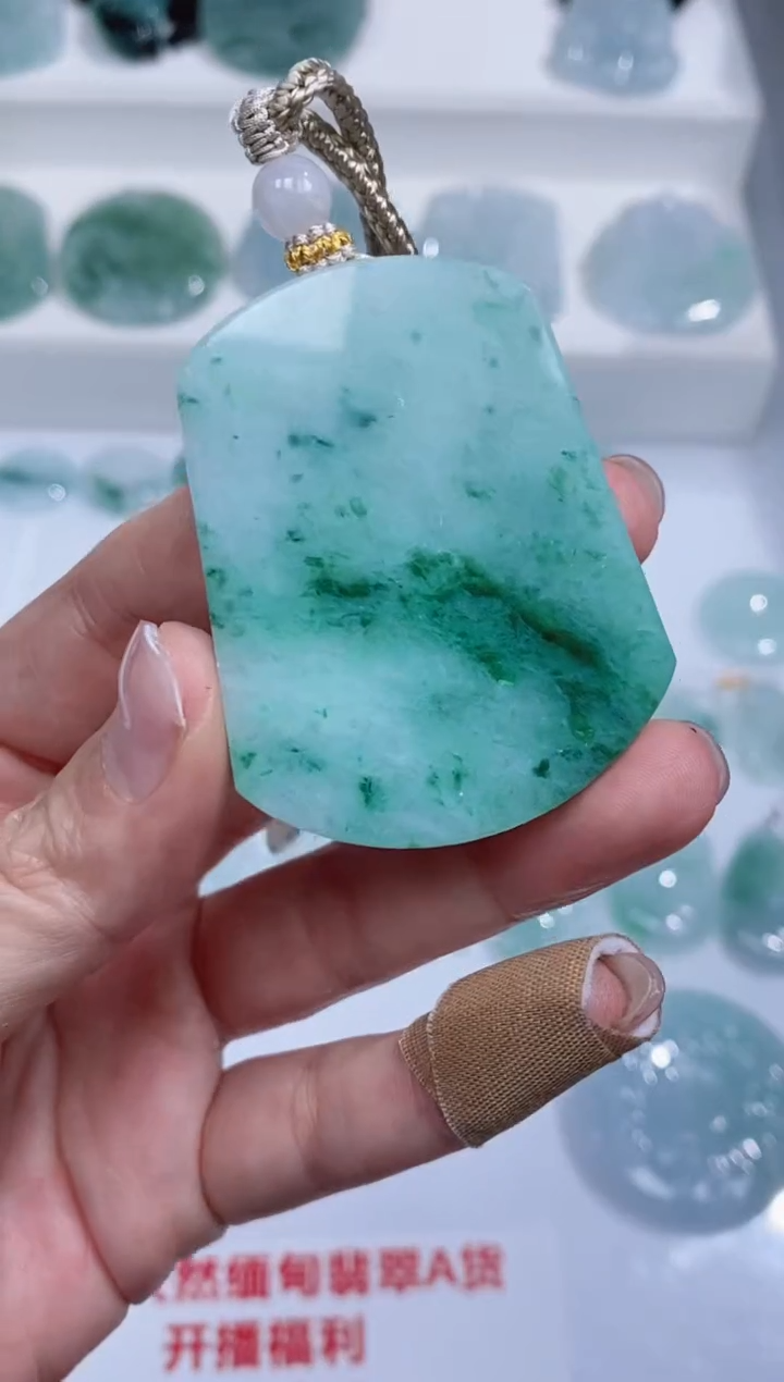 颈饰未镶嵌翡翠吊坠