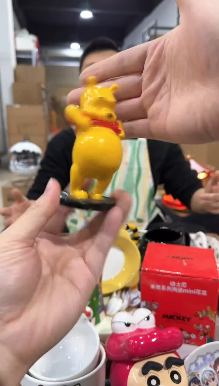 瓷片树脂维尼露肚皮摆件
