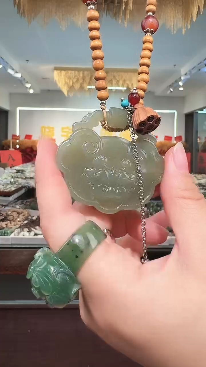 颈饰未镶嵌和田玉吊坠