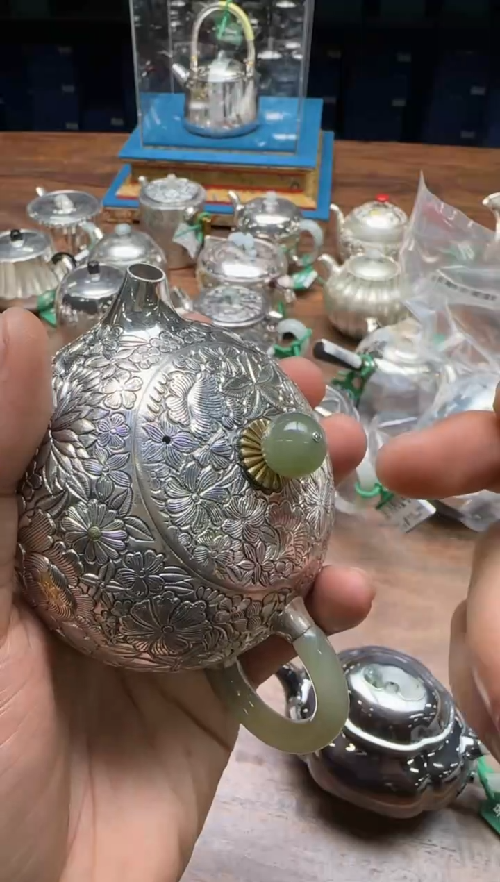 邢*征呆坐 錾刻嵌金万花玉把 西施壶