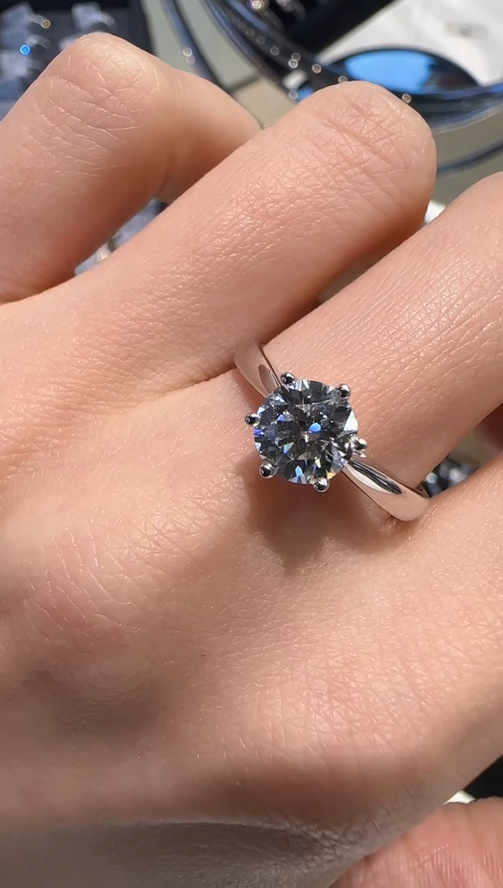 【闪购商品】合成钻石18K金镶嵌戒指周家六爪15#