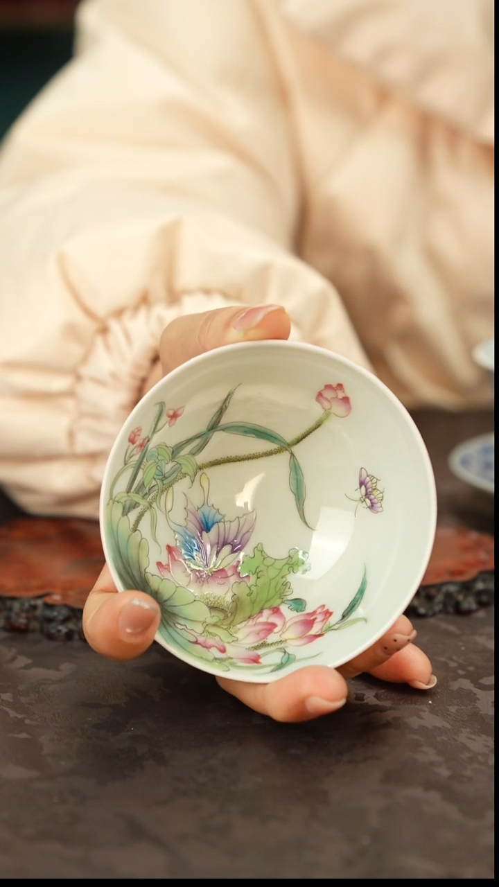 青花手绘花卉主人杯