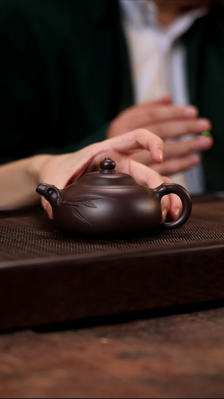 宜兴紫砂紫茄泥玉乳