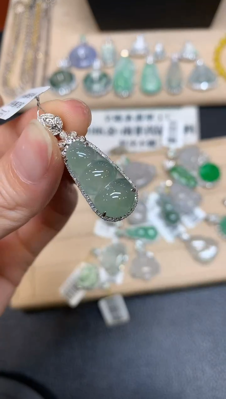 【闪购商品】翡翠颈饰18K金镶嵌福豆【无服务费