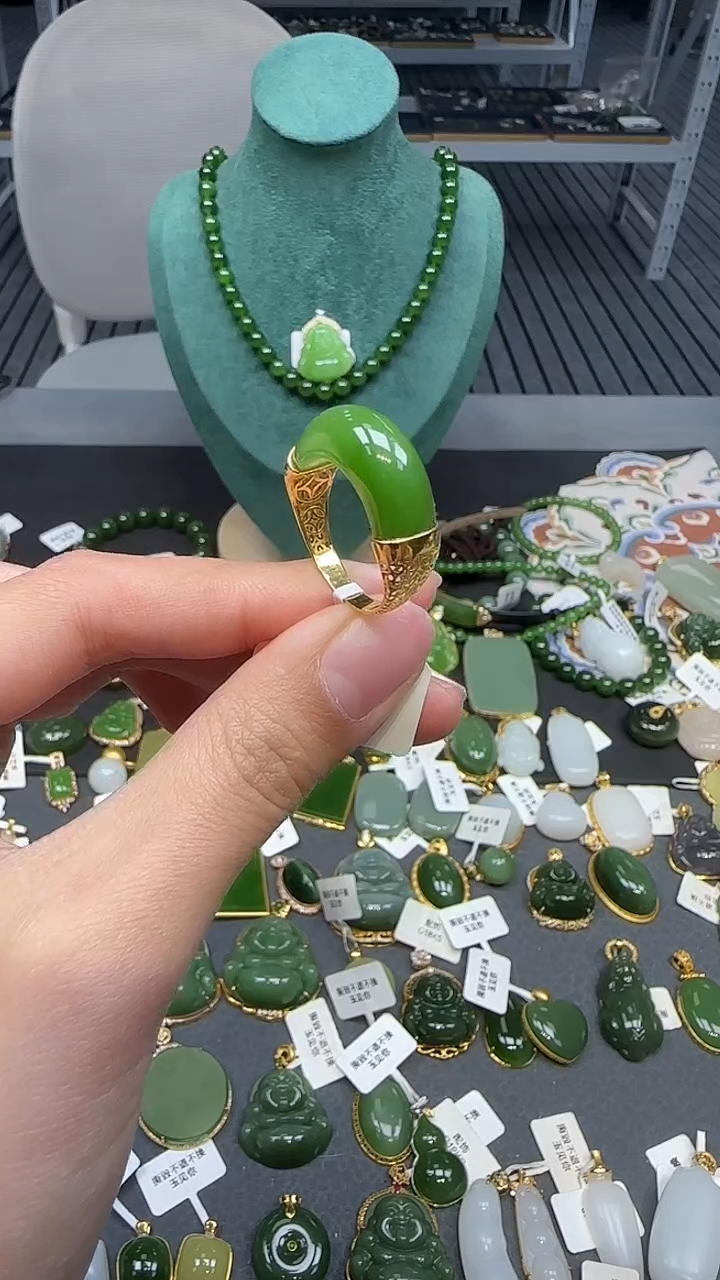 18K金镶嵌戒指和田玉1