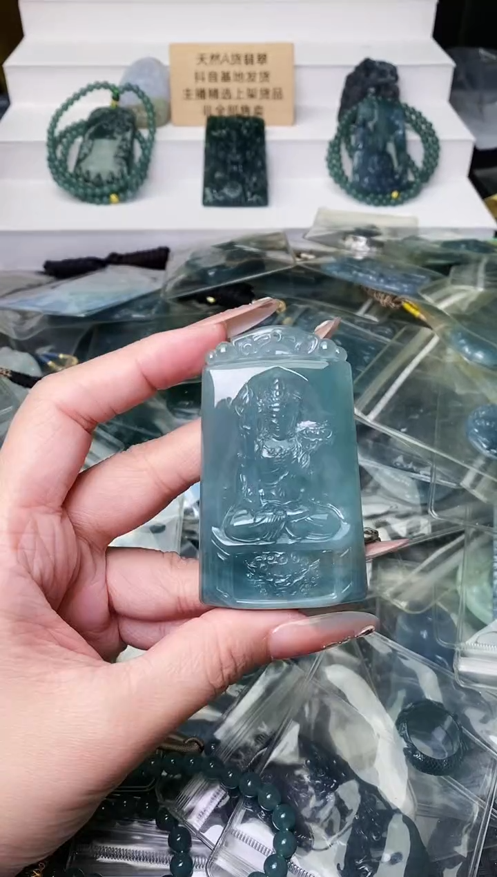 颈饰未镶嵌翡翠 