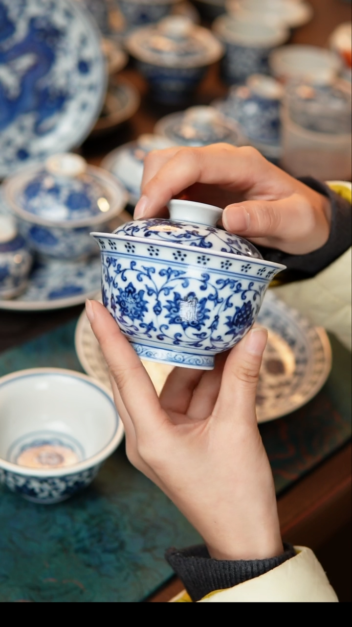 茶具缠枝连压手器型盖碗