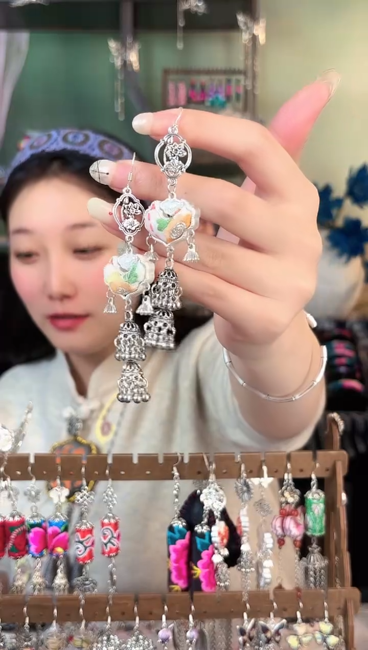 彩云南阁非遗老绣饰品625*