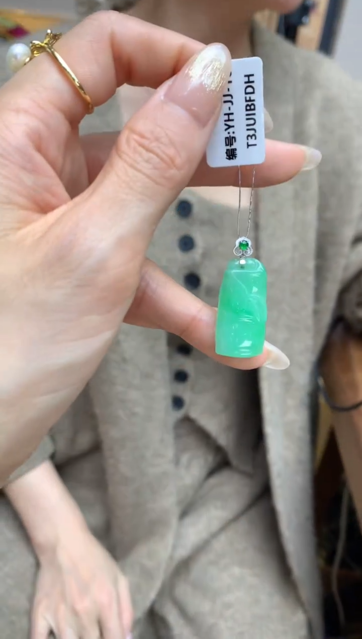 【闪购商品】翡翠颈饰18K金镶嵌竹节