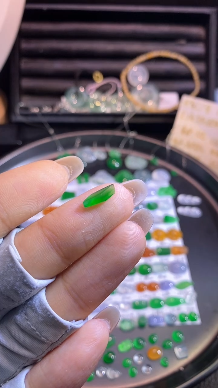 翡翠挂件未镶嵌切割