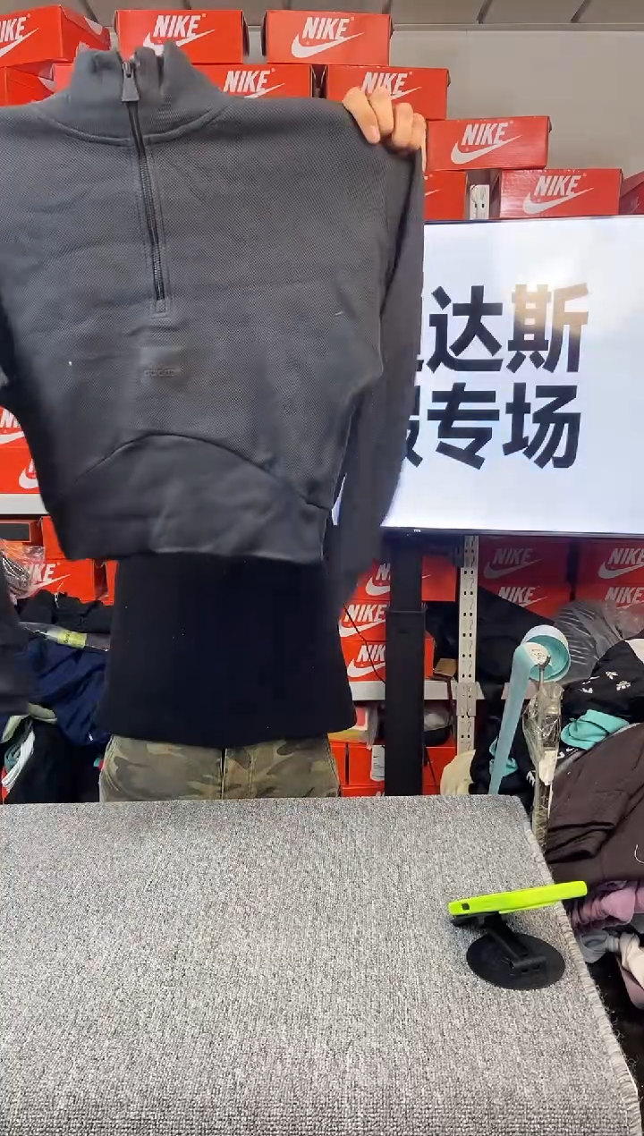 261编码 阿迪达斯卫衣 全新无暇 尺码155S 直播间过款为准