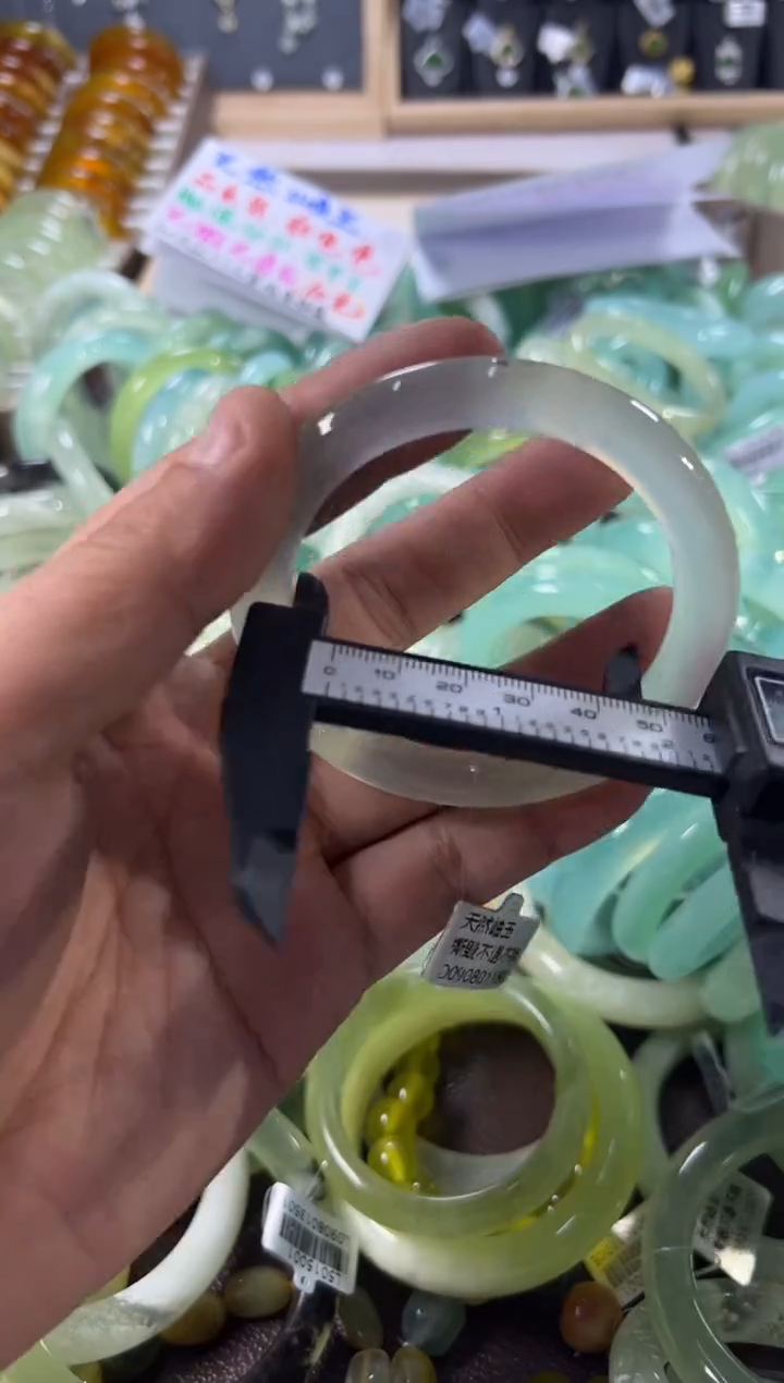 未镶嵌蛇纹石玉手镯1