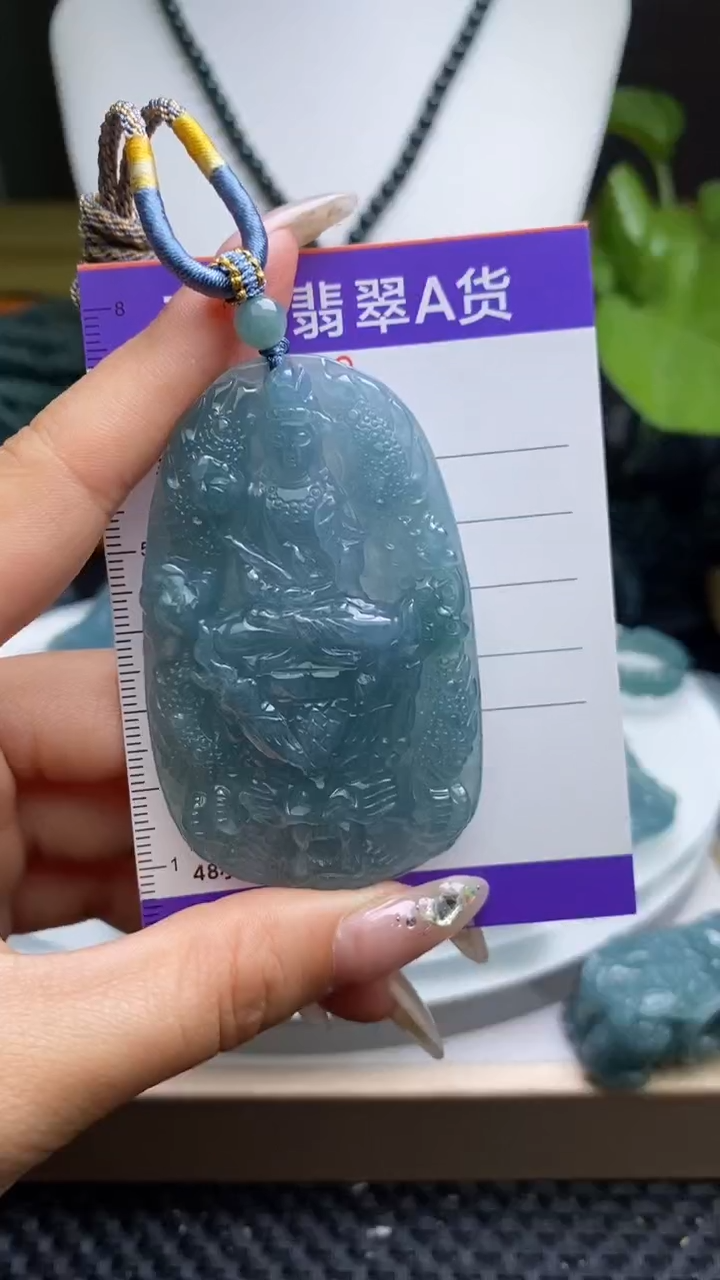 翡翠未镶嵌颈饰         