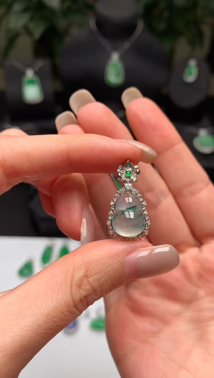 翡翠18K金镶嵌颈饰葫芦