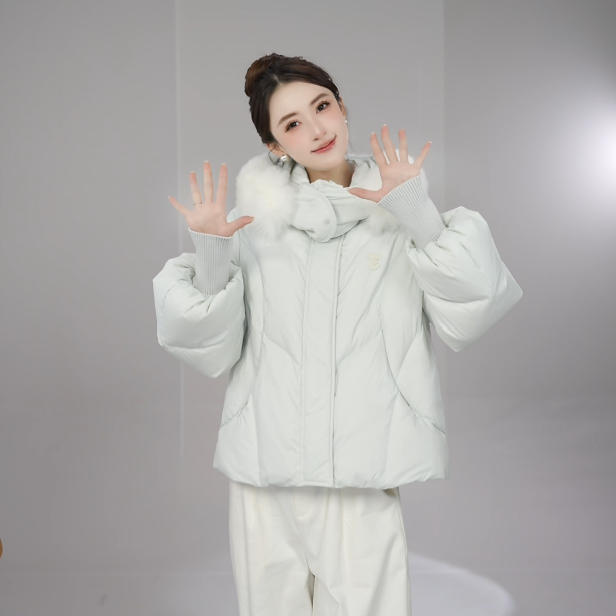 艾莱依2024冬季新款柔美毛球短款羽绒服户外时尚连帽加厚外套4231