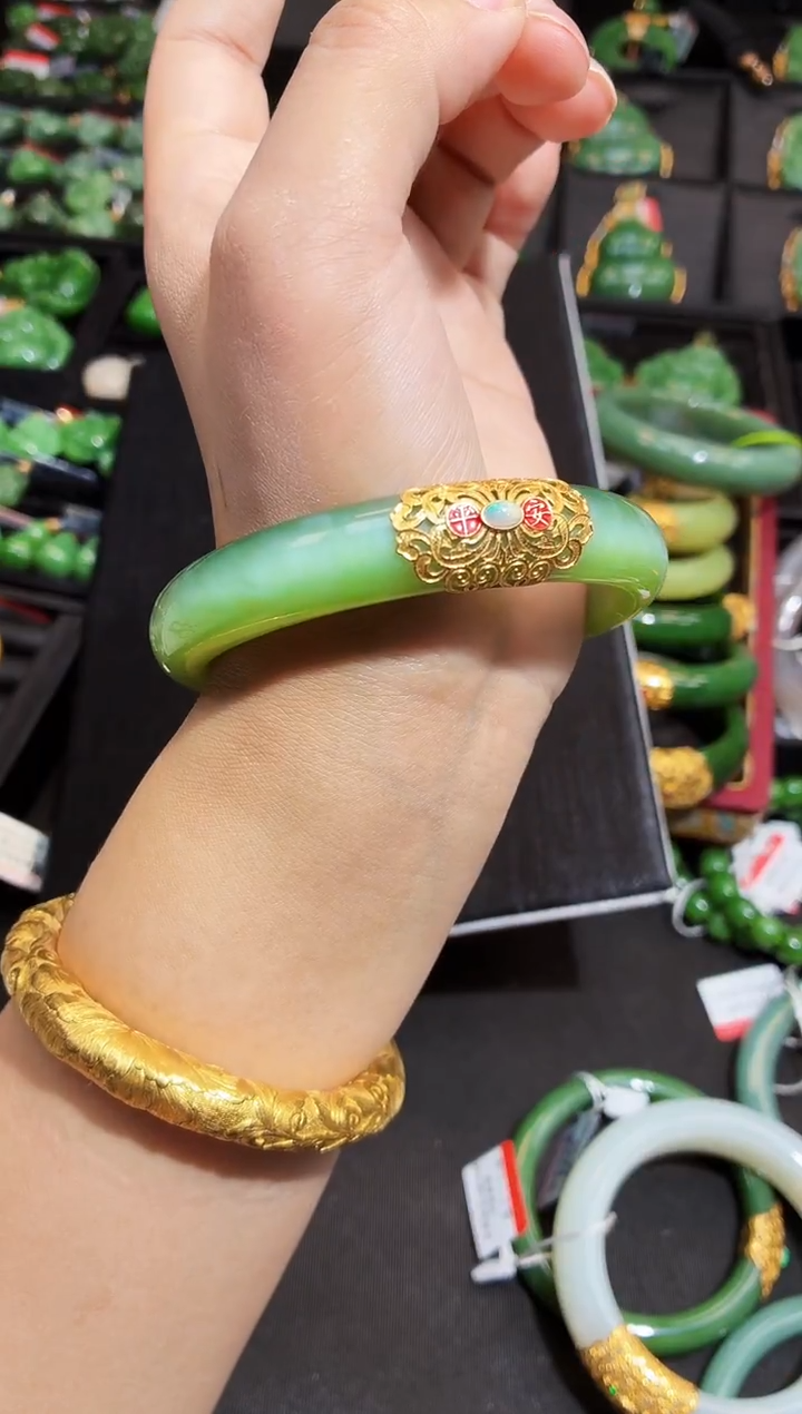 18K金镶嵌手镯和田玉玲*妞多样性发一