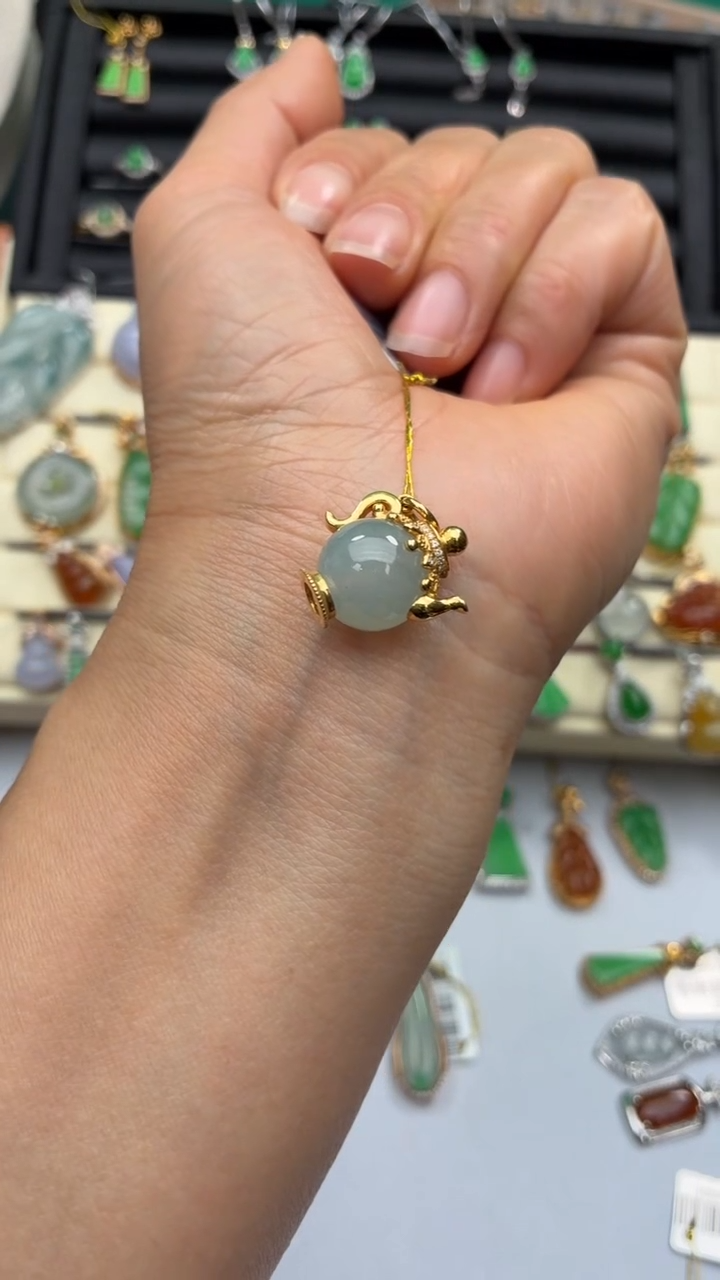 颈饰18K金镶嵌翡翠天然翡翠A货