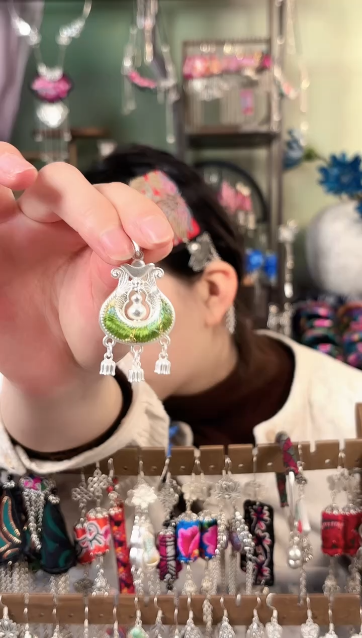 彩云南阁非遗老绣饰品507*