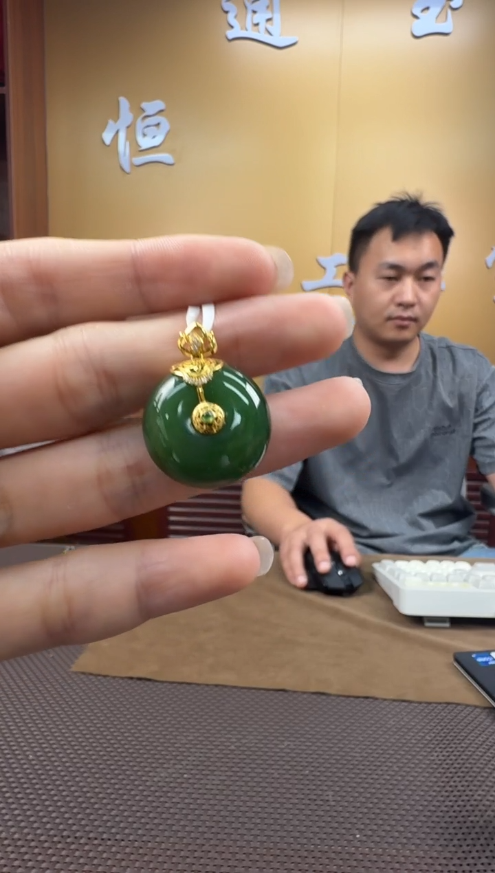 和田玉18K金镶嵌颈饰挂件